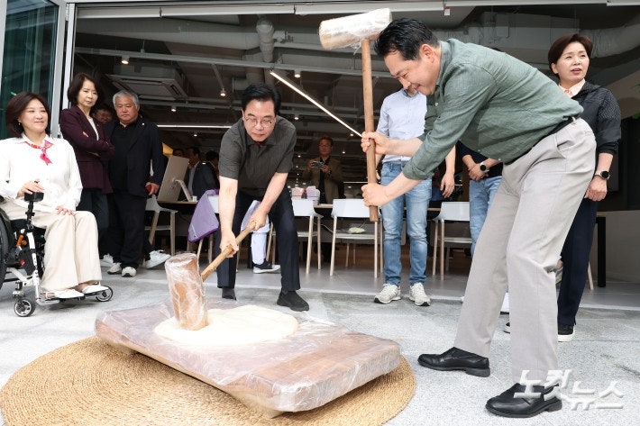 국민의힘, 추석 '<b>송편</b> 빚기' <b>봉사활동</b>
