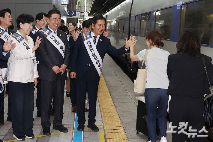 여야 <b>추석민심 잡기</b>…용산역 귀성인사·송편빚기 봉사[노컷네컷]
