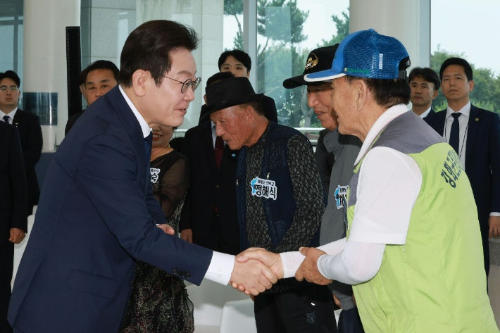 李, 강화도서 실향민 위로…"인도적으로 <b>생사 확인</b>이라도"