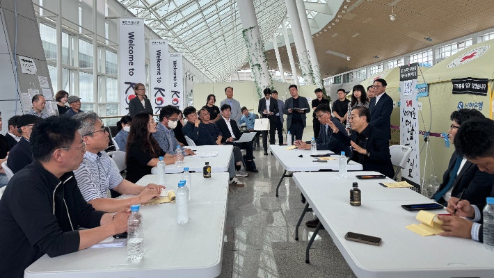 무안공항 찾은 김윤덕 장관 "항철위 만나 <b>조사 중단</b> 검토"