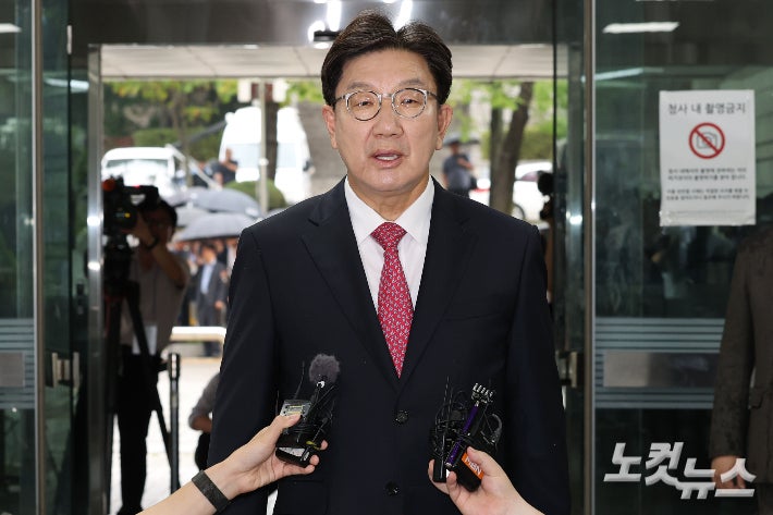 권성동 옥중 <b>메시지</b> "강릉 사람 자존심 한평생 지켜…진실 밝혀 무죄 받...