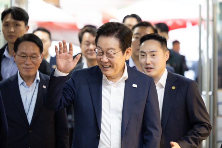 李<b>대통령</b> 국정지지율 53.5%…4주 만에 반등[리얼미터]