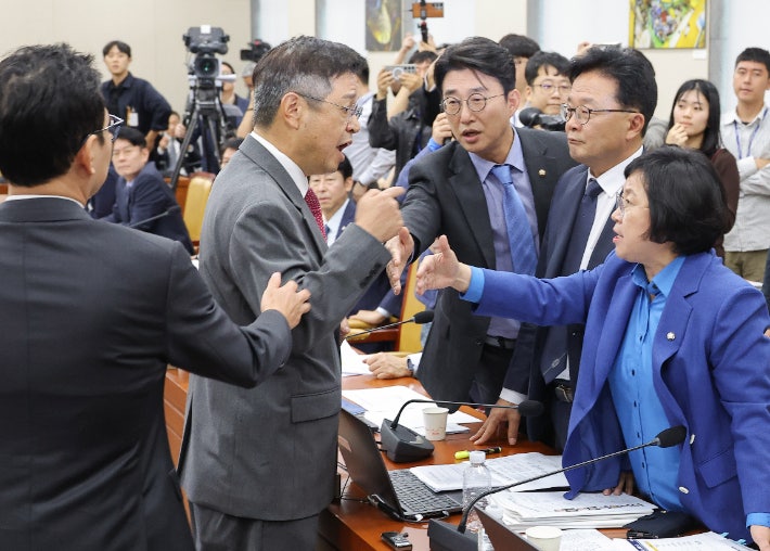 "찌질한 놈" 문자 폭로에 난장판…<b>고성</b>·욕설 난무 <b>국감</b>[박지환의 뉴스...