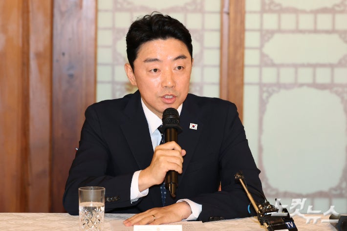<b>전략경제협력</b> 대통령 <b>특사</b>에 <b>강훈식</b>…내주 유럽 방문
