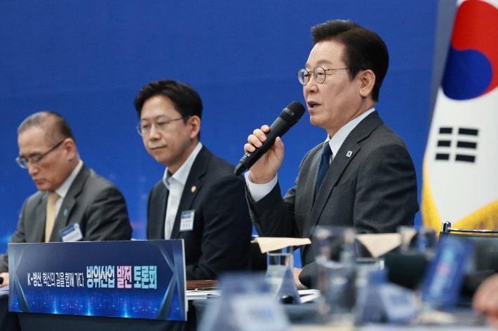 李<b>대통령</b> "의존 말고 <b>국방</b> 스스로 해야…기반은 방산"
