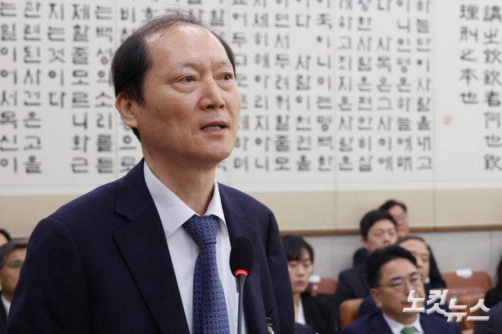 증인<b>선서 거부</b> 이유 밝히는 <b>이완규</b> 전 법제<b>처장</b>