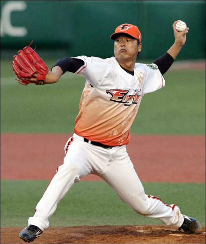 '26년 전 독수리 <b>우승</b> 기운!' <b>한화</b> 전설의 <b>배터리</b>, KS 3차전 시구-시포자
