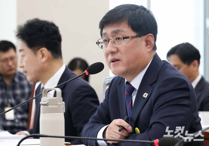 김성환 기후에너지환경부 장관이 14일 서울 여의도 국회에서 열린 기후에너지환경위원회의 기후에너지환경부 등에 대한 국정감사에서 의원 질문에 답변을 하고 있다. 윤창원 기자