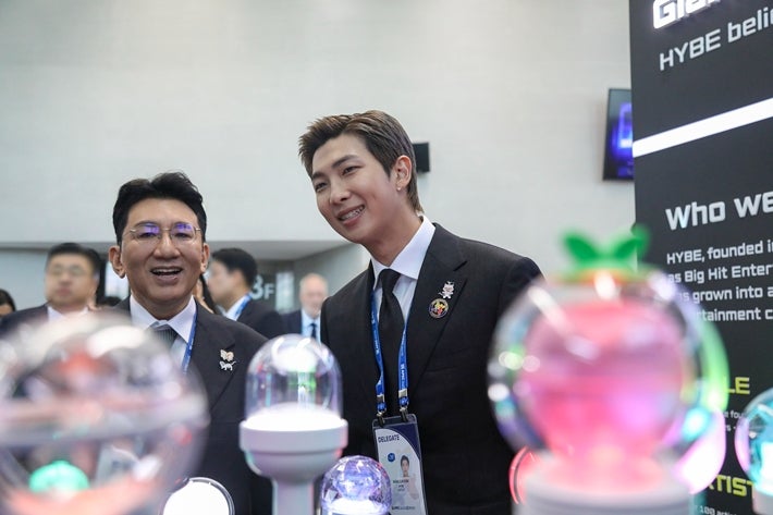 BTS RM, APEC 연설 "<b>K팝</b>이 강하고 포용적인 공동체 만들어내는 이유는…...