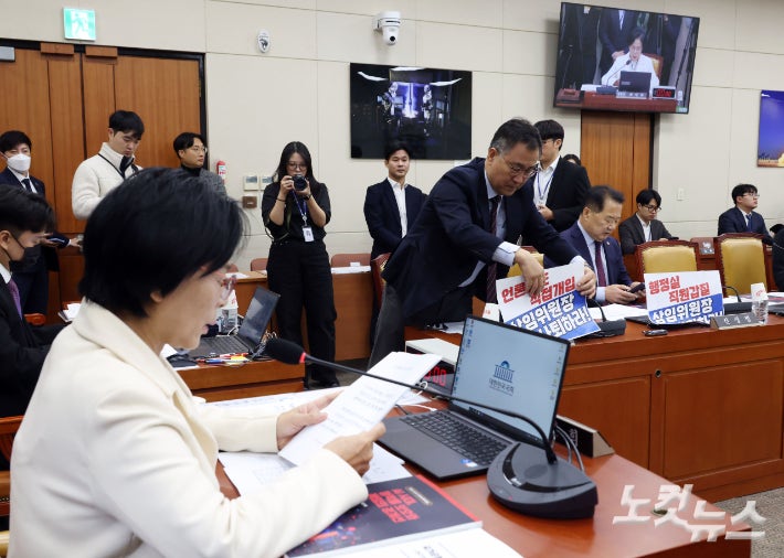 '딸 <b>축의금</b>' <b>논란</b> <b>최민희</b>…국힘, 경찰 이어 권익위에도 신고