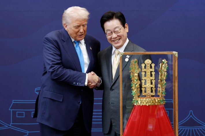 트럼프에 금관, 시진핑에 고급바둑판…<b>APEC</b> '<b>선물외교</b>'도 치열