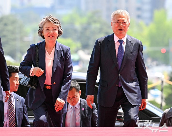 검찰, <b>김정숙 여사</b> '<b>옷값</b> 특활비 <b>의혹</b>' 경찰에 재수사 요청