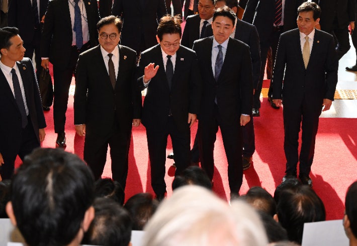 이재명 대통령 시정연설 찾자 국힘, 면전서 규탄시위 벌이고 보이콧