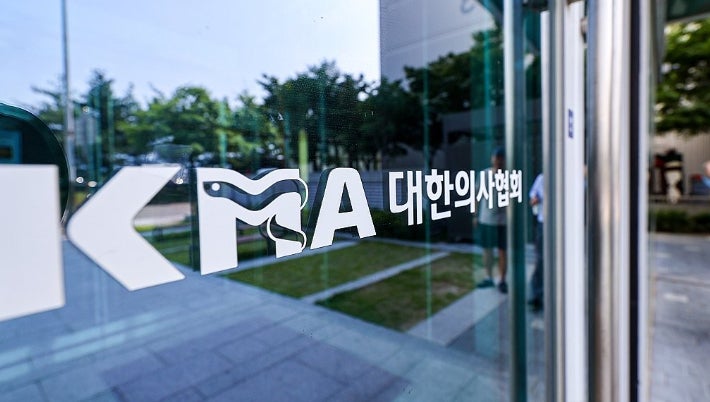<b>의협</b>, 복지부 앞 <b>궐기대회</b> 연다…"검체검사 제도 개악"