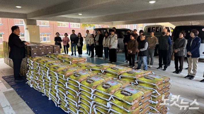 속초행복나눔봉사단, 속초중앙교회가 6일 속초시 일대 어려운 이웃과 독거노인, 외국인유학생, 장애인단체 등에 쌀과 김을 나누었다. 최진성 아나운서