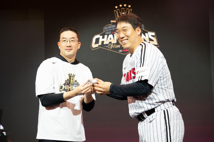 '<b>김현수</b>, 오지환 이어 <b>롤렉스</b> 받았다' 전통 자리잡은 LG 우승 자축 행사