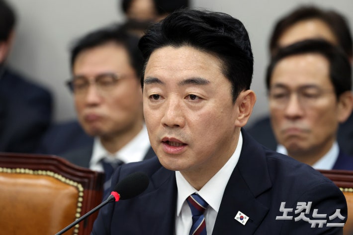 강훈식 "강선우 사퇴 과정서 김현지 통화 확인…불러서 주의 줬다"