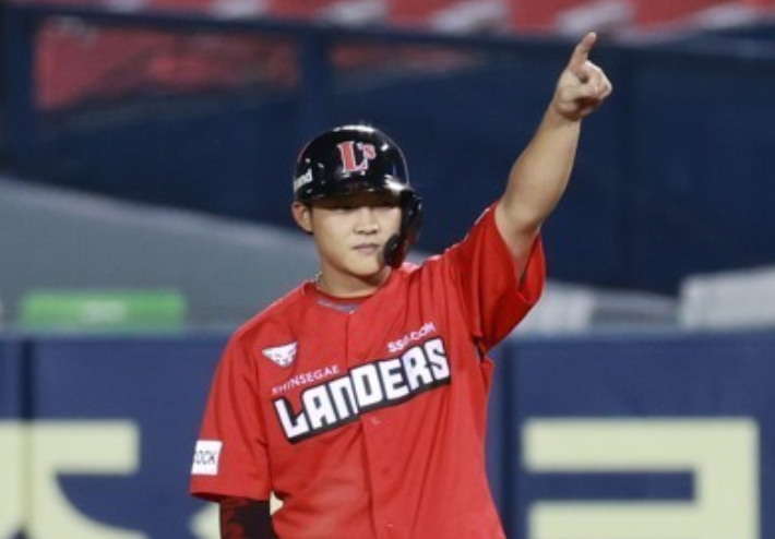 SSG 내야수 <b>김찬형</b>, 27살에 <b>선수 은퇴</b> "2차 드래프트 앞서 <b>선수</b> 의사 존...