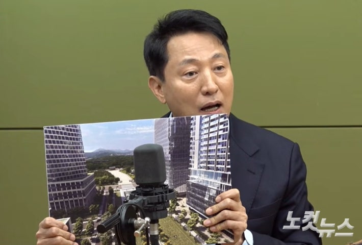 판넬 든 <b>오세훈</b> "<b>종묘</b>가 이렇게 돋보이는데…억지주장"