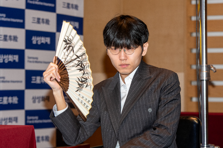 '반상의 제왕, 충격패!' 100억 도전한 <b>신진서</b>, 16강서 <b>탈락</b>