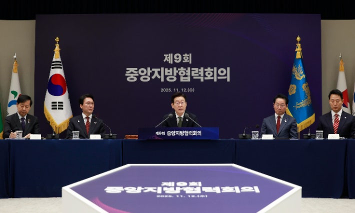 李대통령 "무늬만 <b>지방</b>자치 비판…재정 분권 확대할 것"