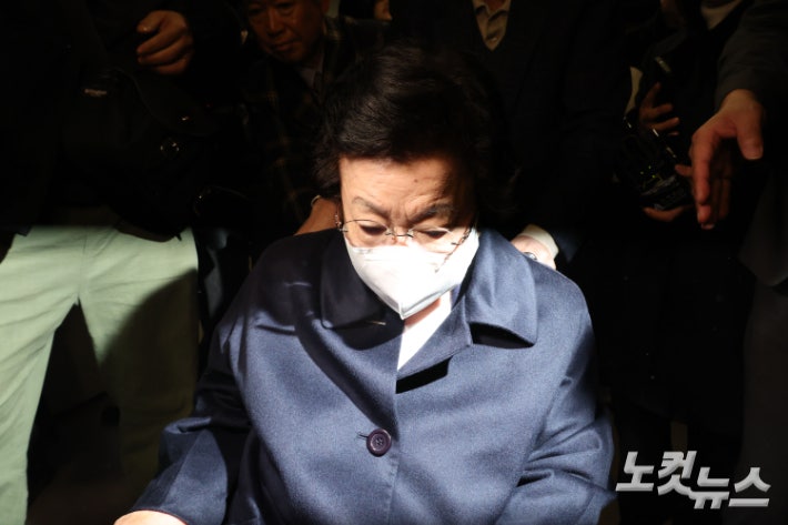 <b>이배용</b>, 특검 2차 출석…'<b>금거북이 의혹</b>' 묻자 '절레절레'