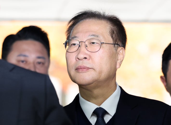 내란 중요임무 종사 및 직권남용 권리행사 방해 혐의로 구속영장이 청구된 박성재 전 법무부 장관이 13일 서울 서초구 서울중앙지법에서 열린 구속 전 피의자 심문(영장실질심사)에 출석하기 위해 법정으로 향하고 있다. 연