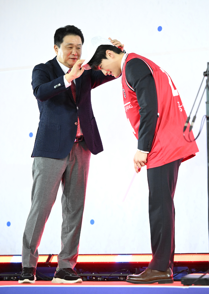 '최초 <b>형제</b> <b>1순위</b>' <b>정관장</b> <b>문유현</b> "열심히 배워서 형 이겨보겠습니다"