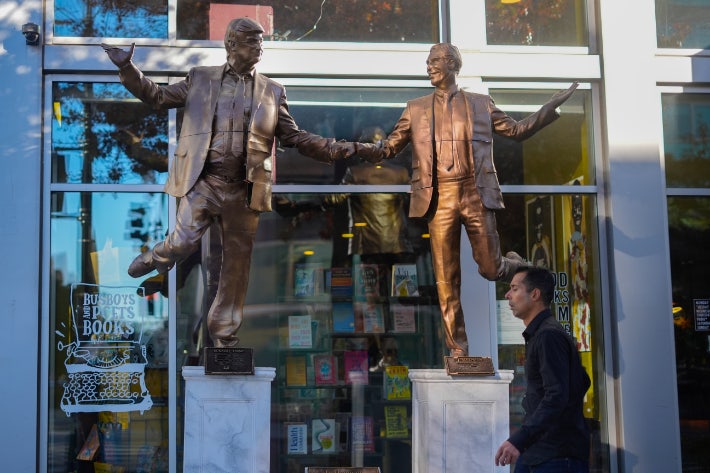 트럼프와 엡스타인의 관계를 풍자하는 조형물 앞을 지나가는 미국 시민들. 연합뉴스