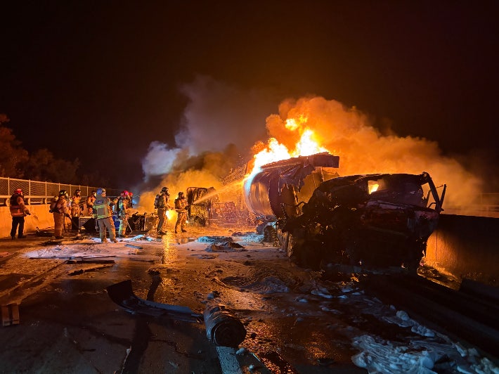 상주영천고속도로 유조차 등 13중 연쇄 추돌 화재…2명 사망 4명 부상