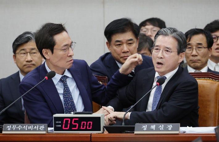 <b>김용범</b> "어찌 가족 엮나"…김은혜 '딸 갭투자' 주장에 언성