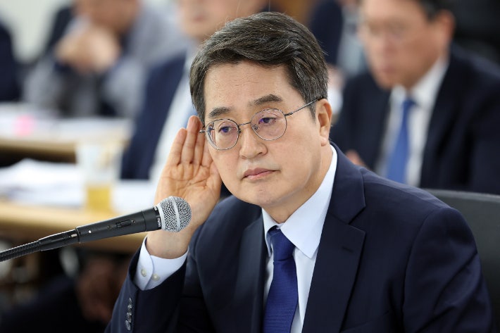 지난달 21일 경기도청 율곡홀에서 열린 2025년 국회 행정안전위원회 국정감사에서 김동연 경기지사가 의원 질의를 듣고 있다. 경기도 제공