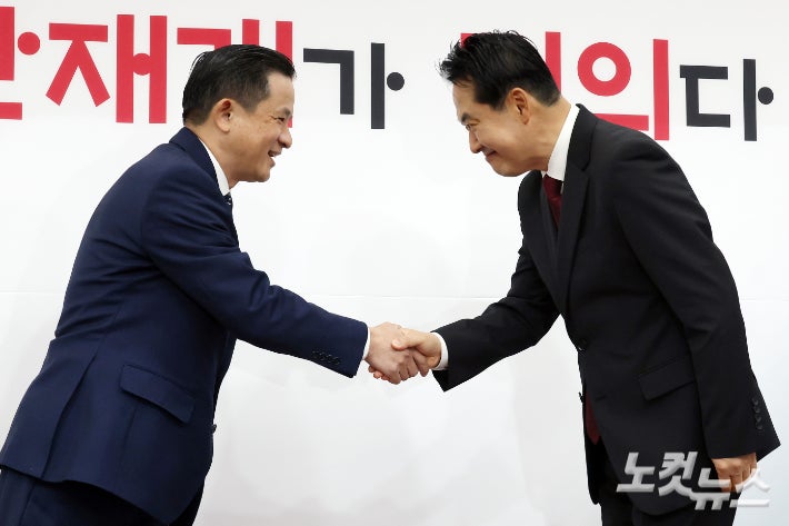 국민의힘 장동혁 대표가 21일 서울 여의도 국회에서 다이 빙 주한중국대사를 만나 악수를 하고 있다. 윤창원 기자