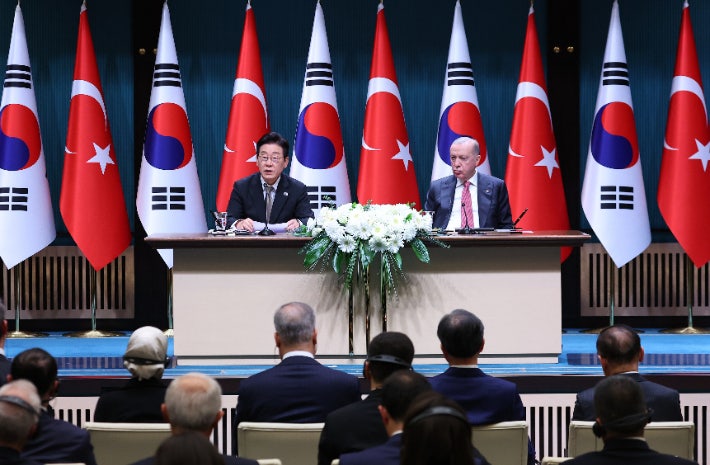 '형제의 나라' <b>튀르키예</b>와 방산·원전 <b>협력</b>…<b>동포</b> 만난 뒤 귀국