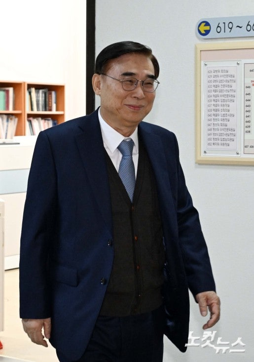 <b>정보</b>위 전체회의장으로 향하는 <b>이종석 국정원장</b>