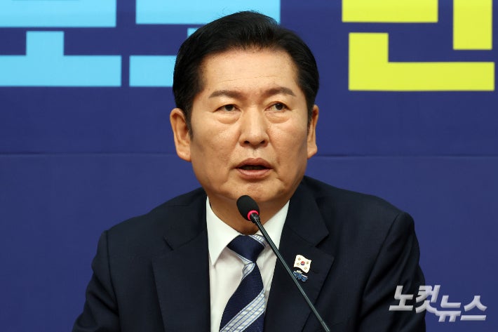 더불어민주당 정청래 대표가 26일 서울 여의도 국회에서 열린 최고위원회의에서 발언을 하고 있다. 윤창원 기자