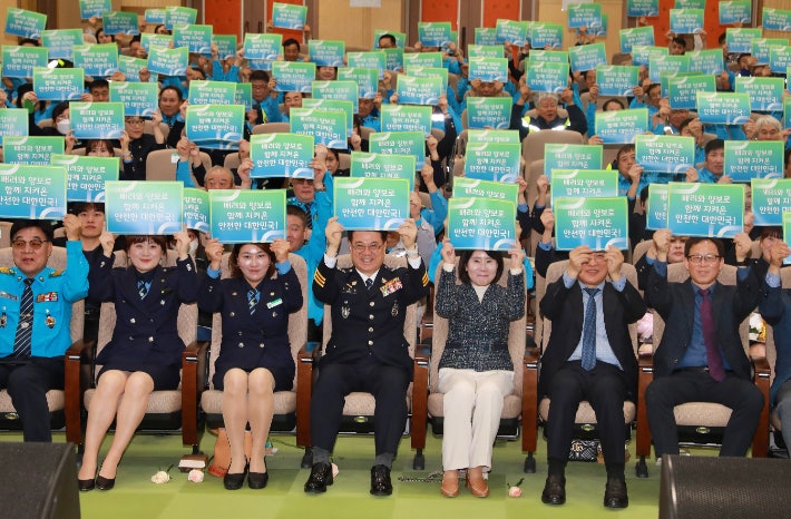 최주원 대전경찰청장과 관계자들이 26일 건양대학교 리버럴아츠홀에서 열린 '2025년 교통사고 줄이기 한마음대회'에서 교통 안전을 위해 지역사회와 협력하겠다는 포부를 밝혔다. 대전경