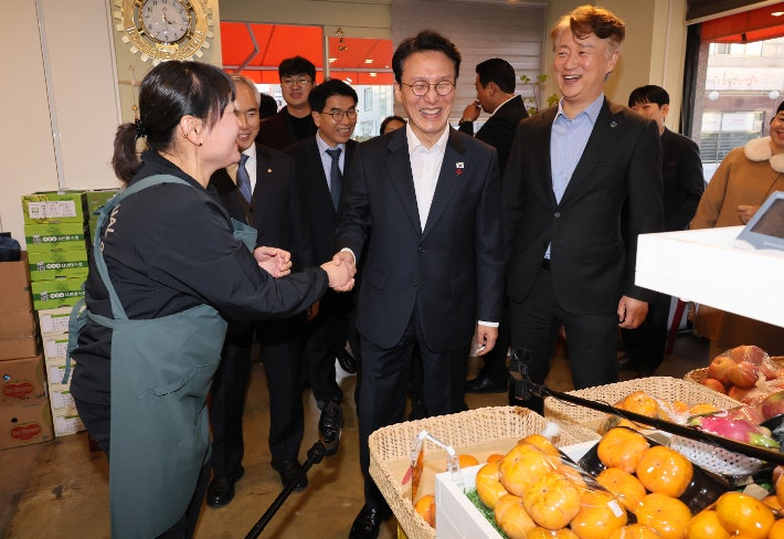 <b>광주</b> 서구 <b>골목경제</b> 혁신현장 <b>김민석</b> 국무총리 방문