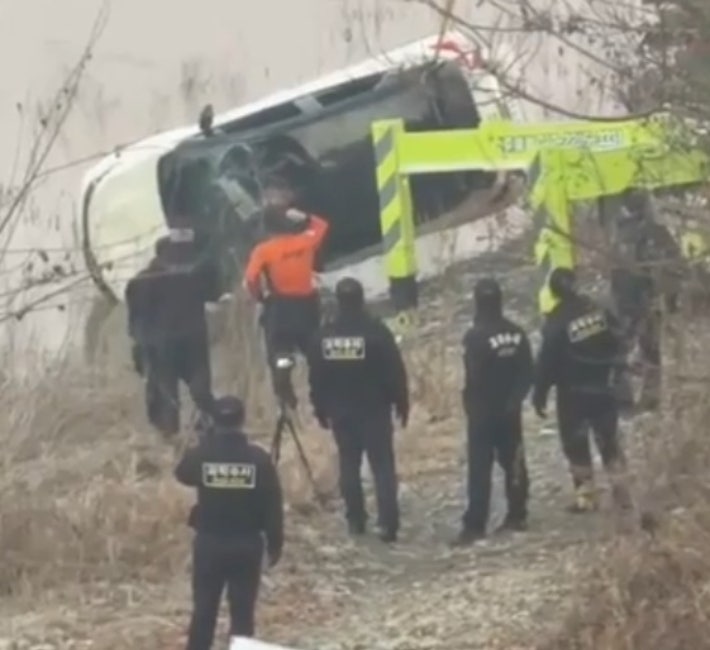 26일 오후 충북 충주호에서 장기 실종 여성의 SUV 차량이 인양되고 있다. 연합뉴스