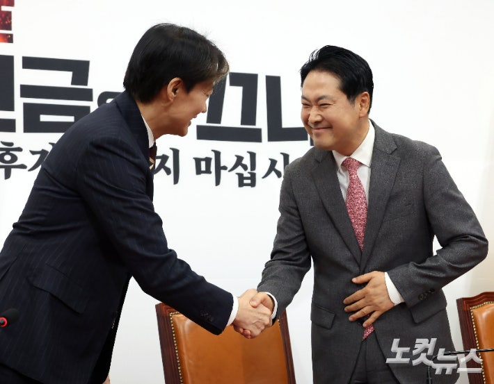 장동혁 만난 <b>조국</b> "부정선거, 사이비, 극우 파쇼와 <b>절연</b>하라"