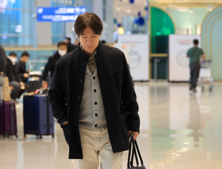 <b>홍명보</b> 감독, 북중미 <b>월드컵 조 추첨</b> 참가 위해 미국 출국