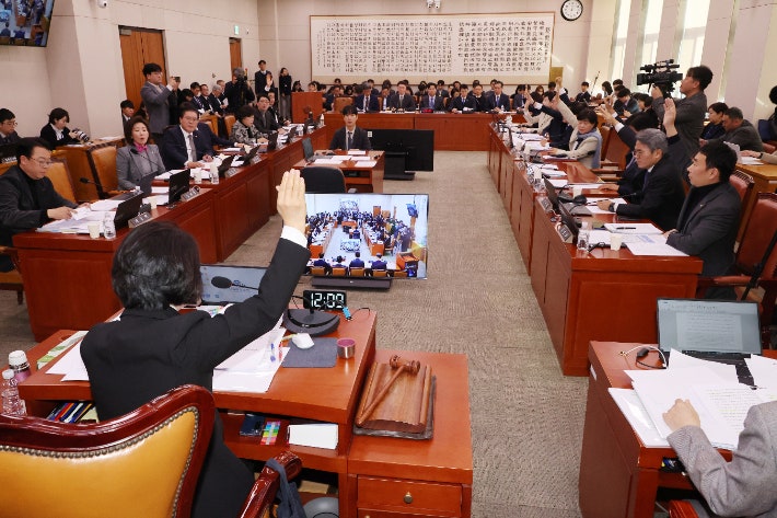 "60명 없으면 <b>필리버스터</b> 종료"…국회법 <b>개정안</b> 법사위 통과