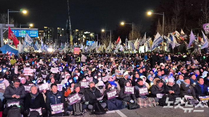 계엄 1년 '윤 어게인' 압도한 국회 앞 시민들 "<b>내란</b> 완전 <b>청산</b>하자"
