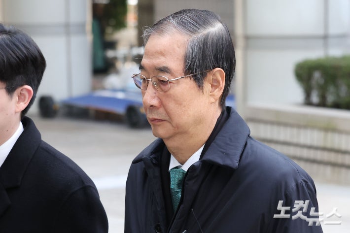 12·3 비상계엄 관련 내란 방조 등 혐의를 받는 한덕수 전 국무총리가 지난달 26일 오전 서울 서초구 서울중앙지방법원에서 열린 1심 결심 공판에 출석하고 있다. 류영주 기자