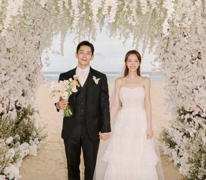 배우 부부 <b>온주완</b>-<b>방민아 발리</b> 비공개 <b>결혼</b>식 사진…"행복을 향해"