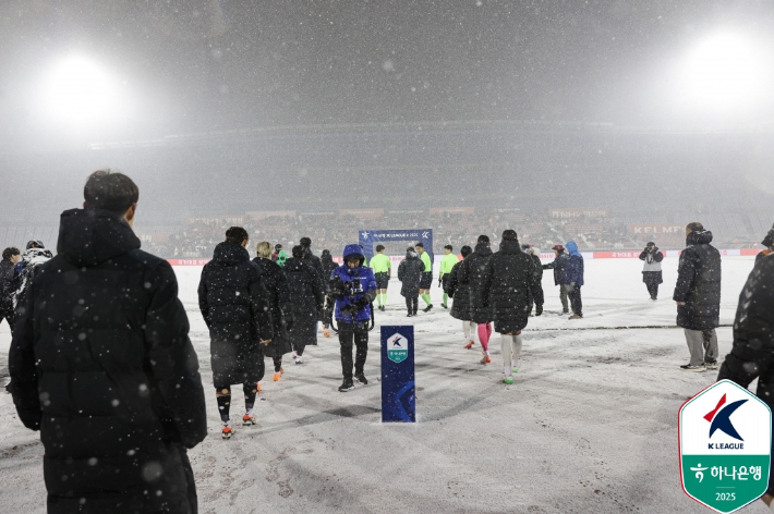 <b>폭설</b>로 멈춘 <b>승강 PO</b>… 부천FC·수원FC 1차전 하루 <b>연기</b>