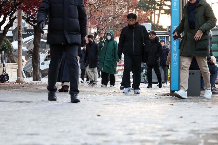 첫눈 지나간 <b>빙판길</b> <b>조심</b>[노컷네컷]