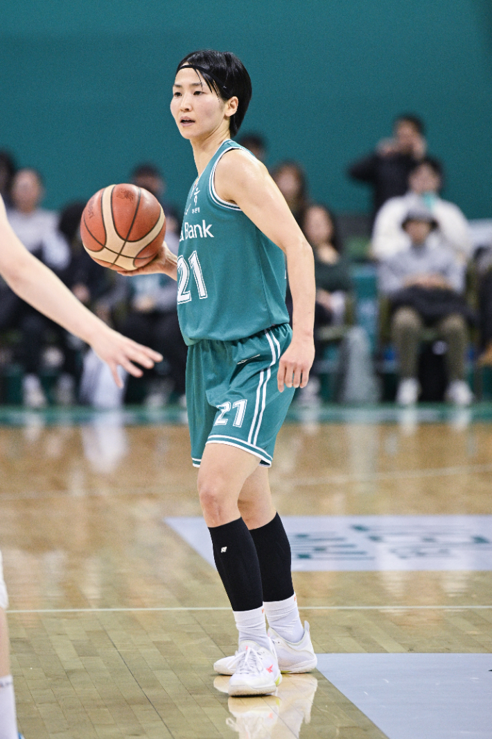 '亞 쿼터 최초' <b>하나은행</b> 돌풍 주역 <b>이이지마</b> 사키, WKBL 1R <b>MVP</b>