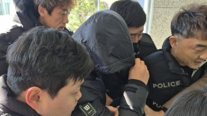 '<b>계엄령 놀이</b>' 양양군 <b>공무원</b> 영장실질심사…"왜 그랬냐" 질문 등에 '묵...