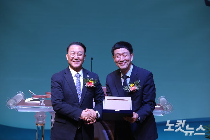 전주시장로연합회 신임 회장 유희성 장로(왼쪽)가 이임하는 김수열 장로(오른쪽)에게 감사패를 전달하고 있다. 최화랑 기자